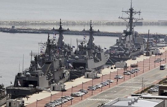 Americká válečná loď v jihokorejském přístavu.